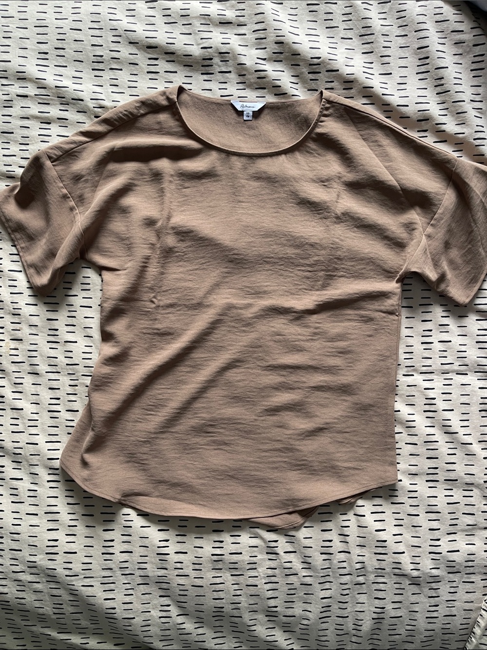 Reitmans Short Sleeve Scoop Neck Tee in Taupe